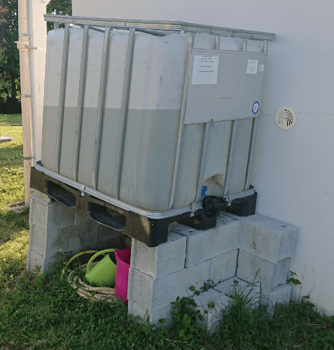 récupérateur d'eau de pluie en pente