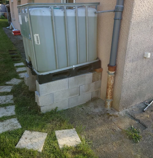 Récupérateur d'eau de pluie 1000 L surélevée