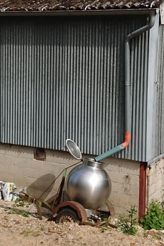 récupérateur d'eau de pluie DIY en recyclant une cuve de lait